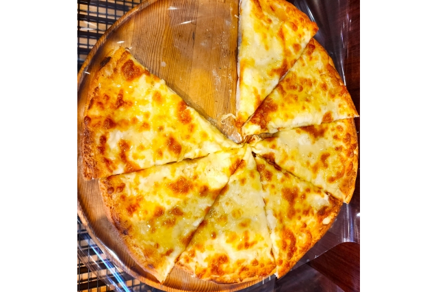 4種のチーズとはちみつを使ったピッツア