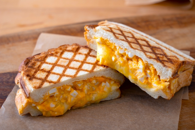 卵とチーズがトロトロになったホットサンド　人気NO１です。※イートインのみ